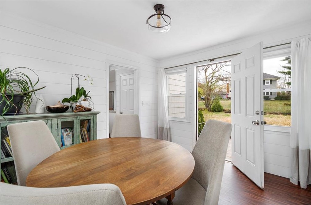 5 Interlocken Rd, East Providence RI  02914-4220 exterior