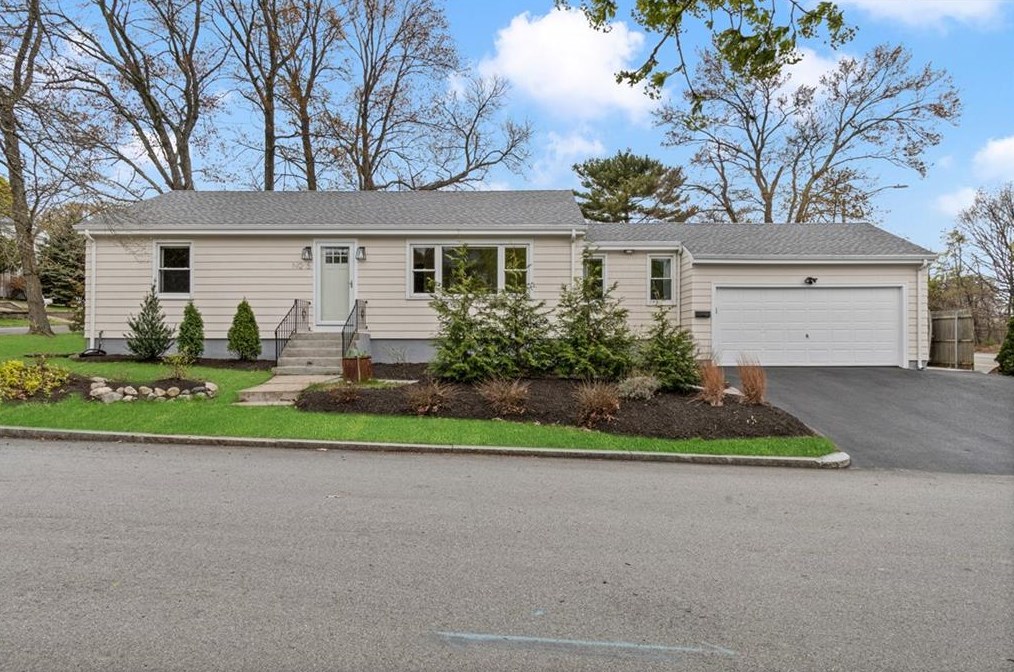 5 Interlocken Rd, East Providence RI  02914-4220 exterior