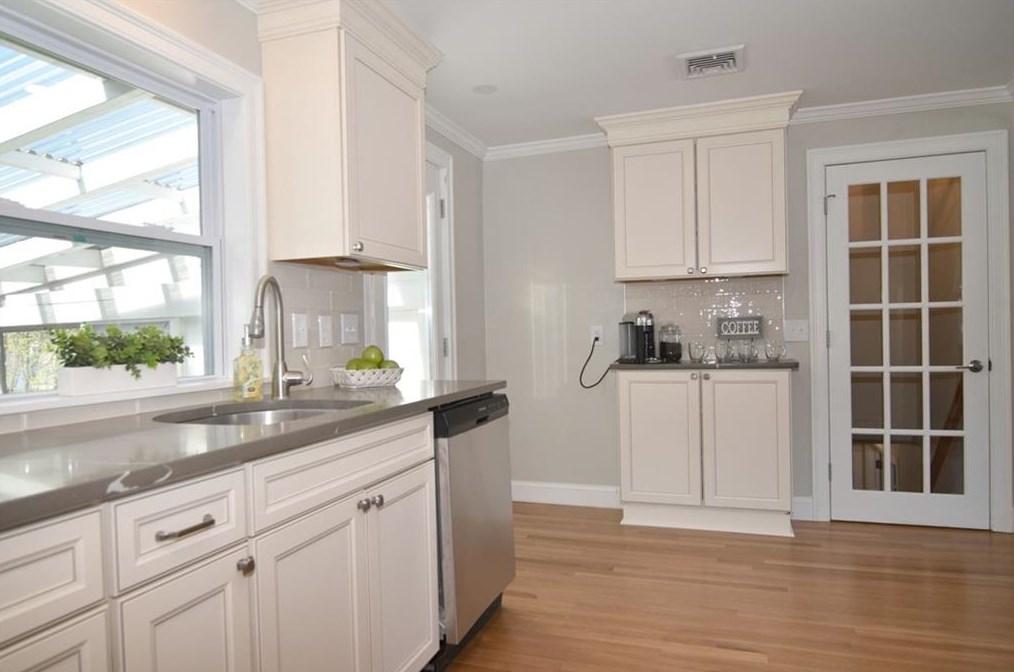 260 Garden Hills Dr, Cranston RI  02920-3428 exterior