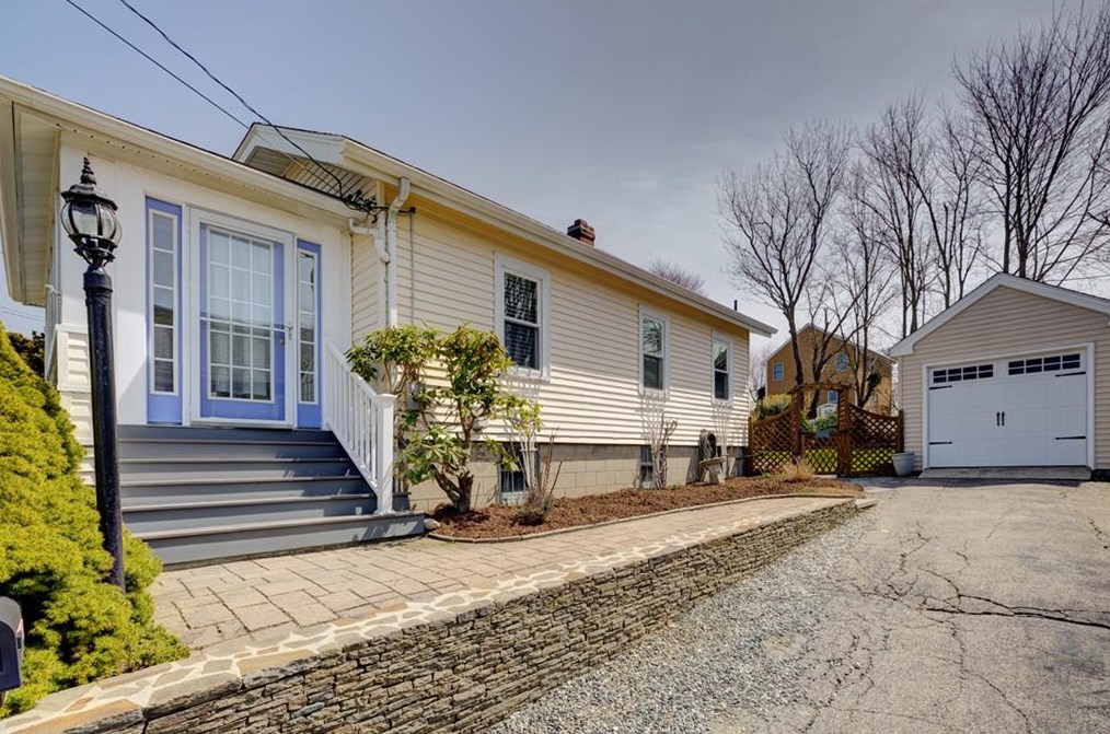 22 Burdick Ave, Middletown, RI 02840