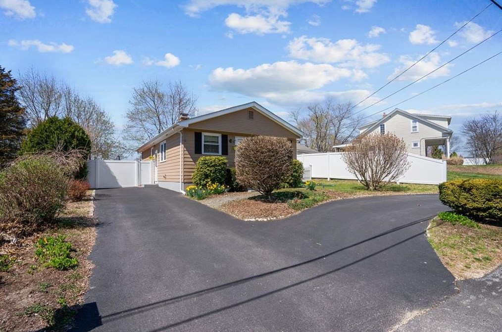 13 Hattie Ave, Smithfield RI  02828-2808 exterior