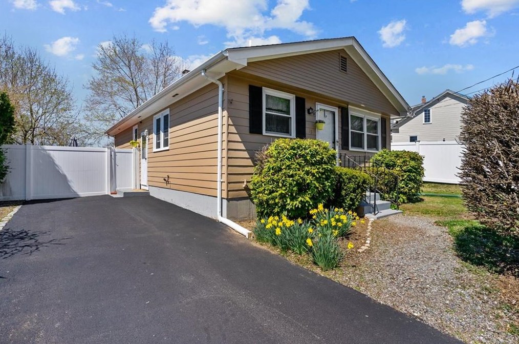 13 Hattie Ave, Smithfield RI  02828-2808 exterior