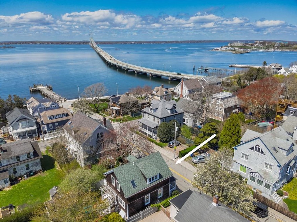 11 Van Zandt Ave, Middletown, RI 02840