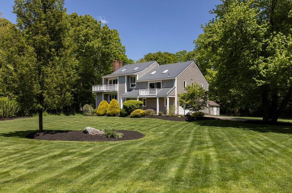 121 W Bay Dr, South Kingstown, RI 02882