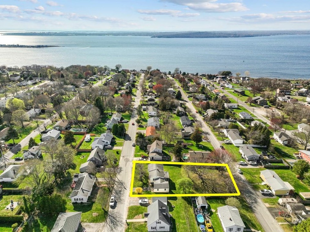 102 Brackett Ave, Tiverton, RI 02878