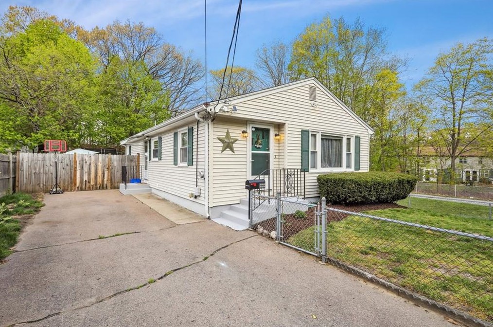 74 Henry St, Woonsocket, RI 02895