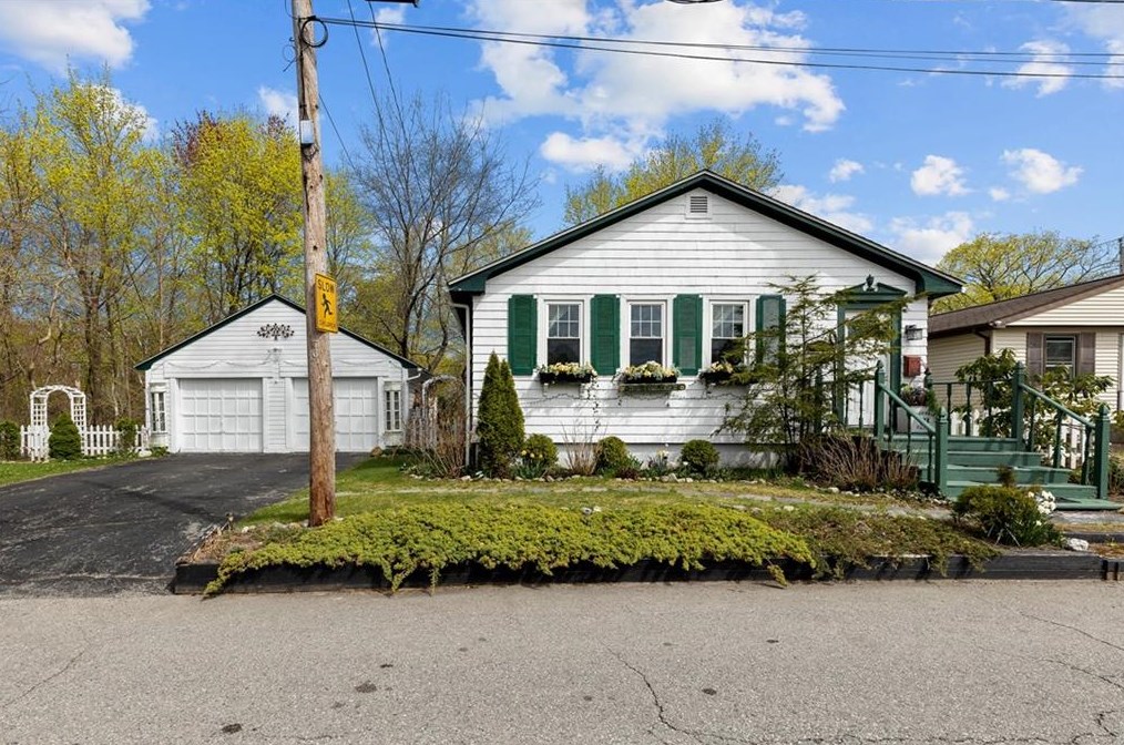 196 Promenade St, Barrington, RI 02806-1103
