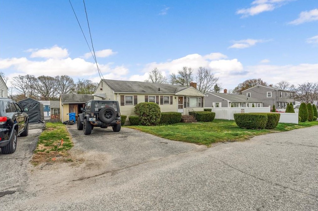 15 Nickerson St, Cranston, RI 02910-5228