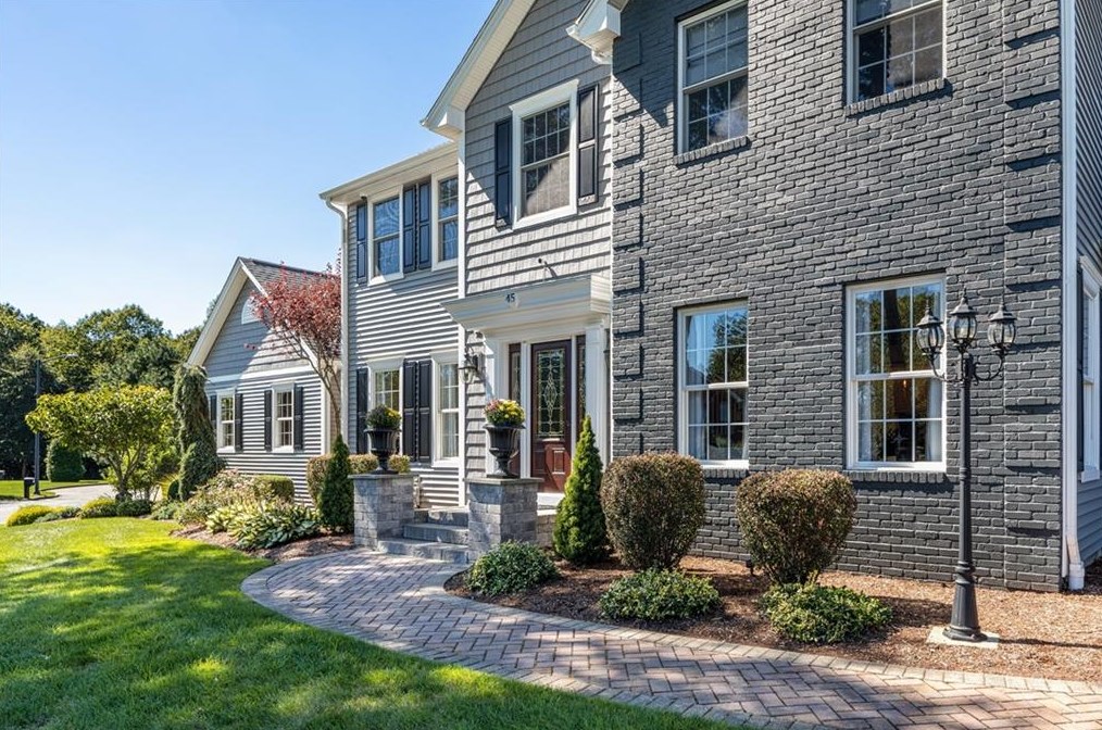 45 Lindsay Ln, Cranston, RI 02921