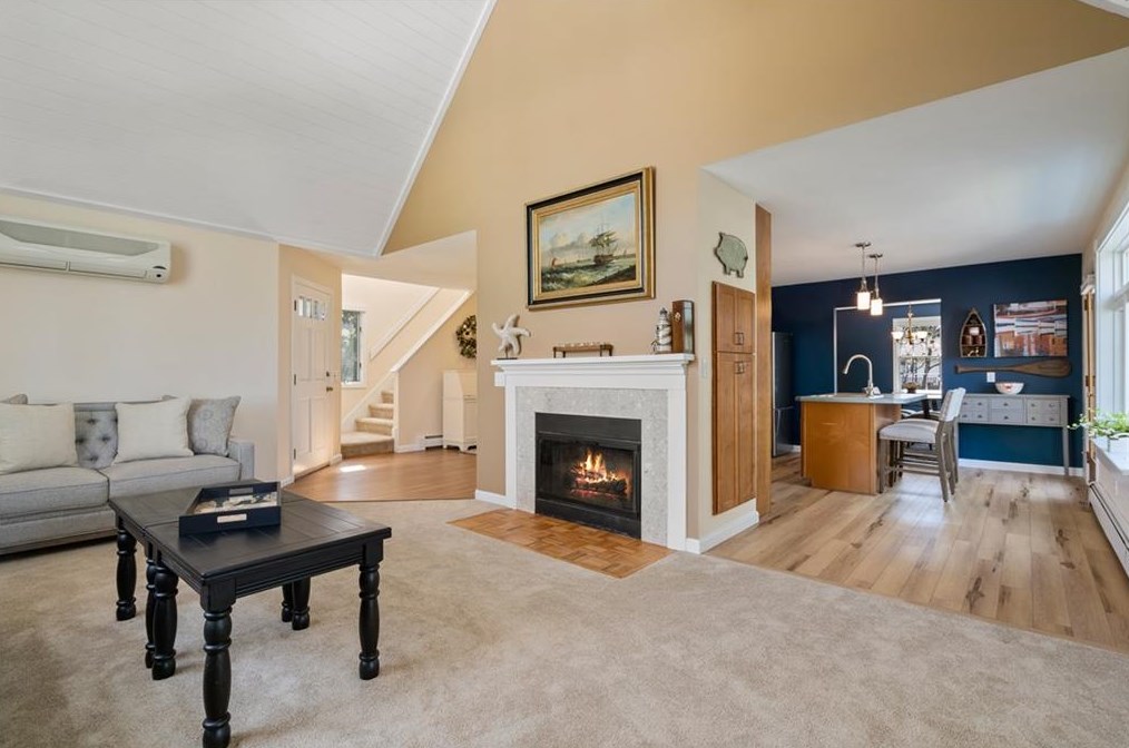 25 Salisbury St, Tiverton, RI 02878