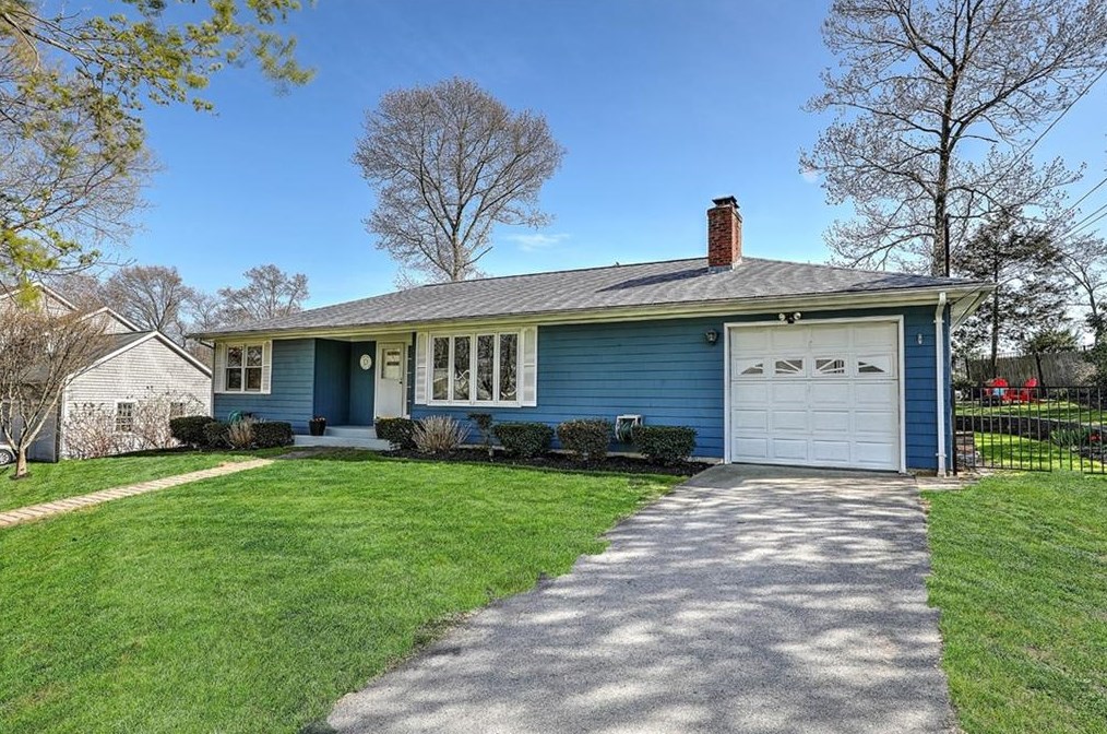 7 Cherry Ln, Barrington, RI 02806