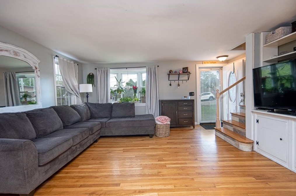 6 Maplehurst St, Lincoln, RI 02865