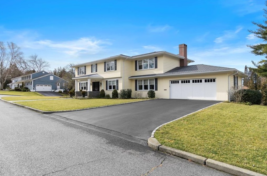 40 Applewood Rd, Cranston, RI 02920