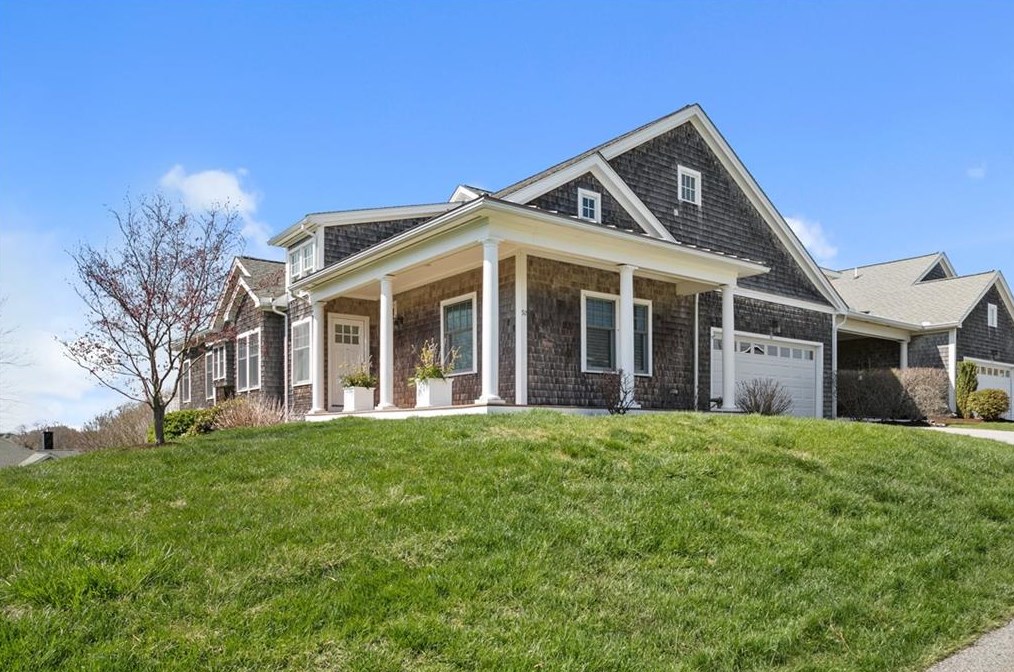 92 Stony Brook Ln, Portsmouth, RI 02871-1044
