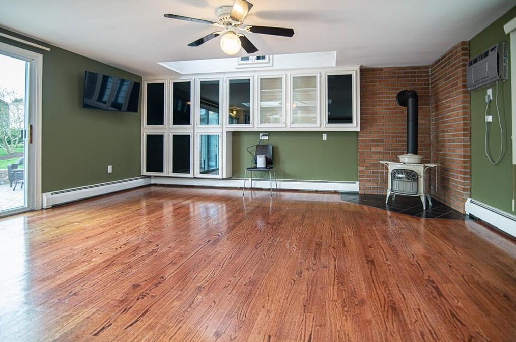 21 Coolridge Ave, Smithfield RI  02828-2651 exterior