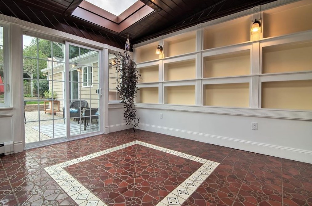 21 Coolridge Ave, Smithfield RI  02828-2651 exterior