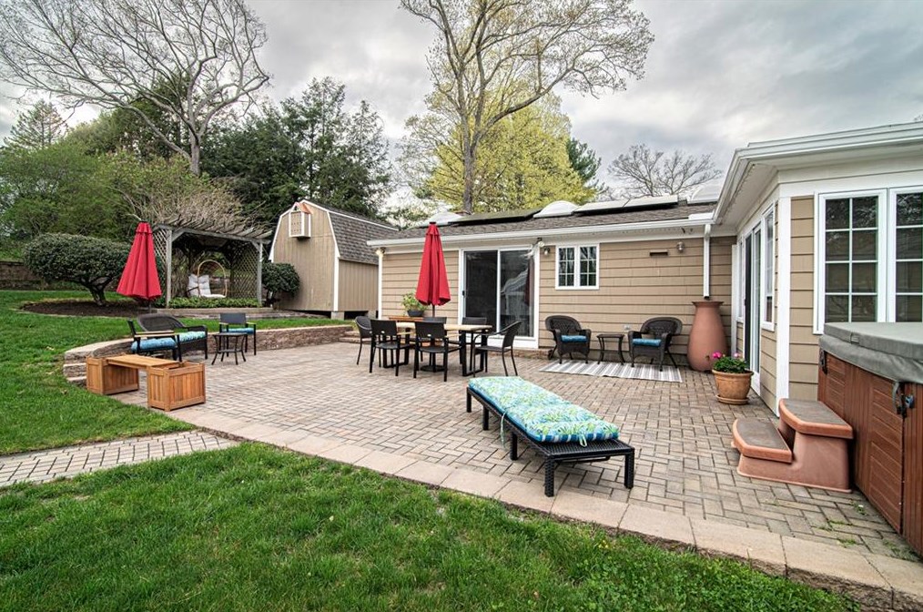 21 Coolridge Ave, Smithfield RI  02828-2651 exterior