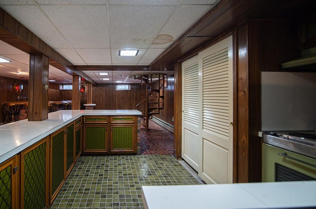 21 Coolridge Ave, Smithfield RI  02828-2651 exterior