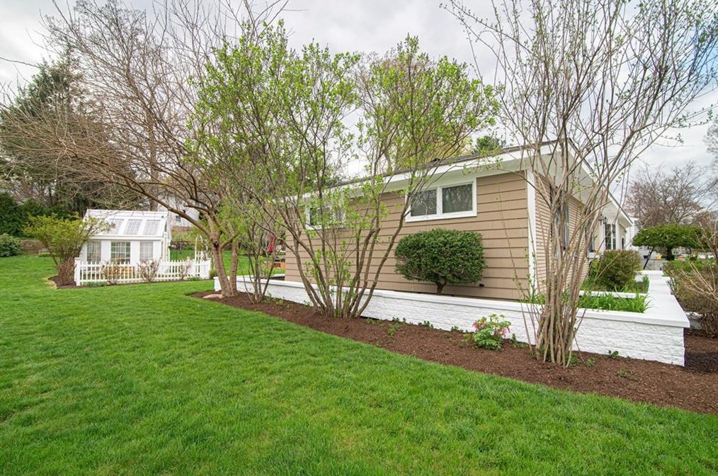 21 Coolridge Ave, Smithfield RI  02828-2651 exterior