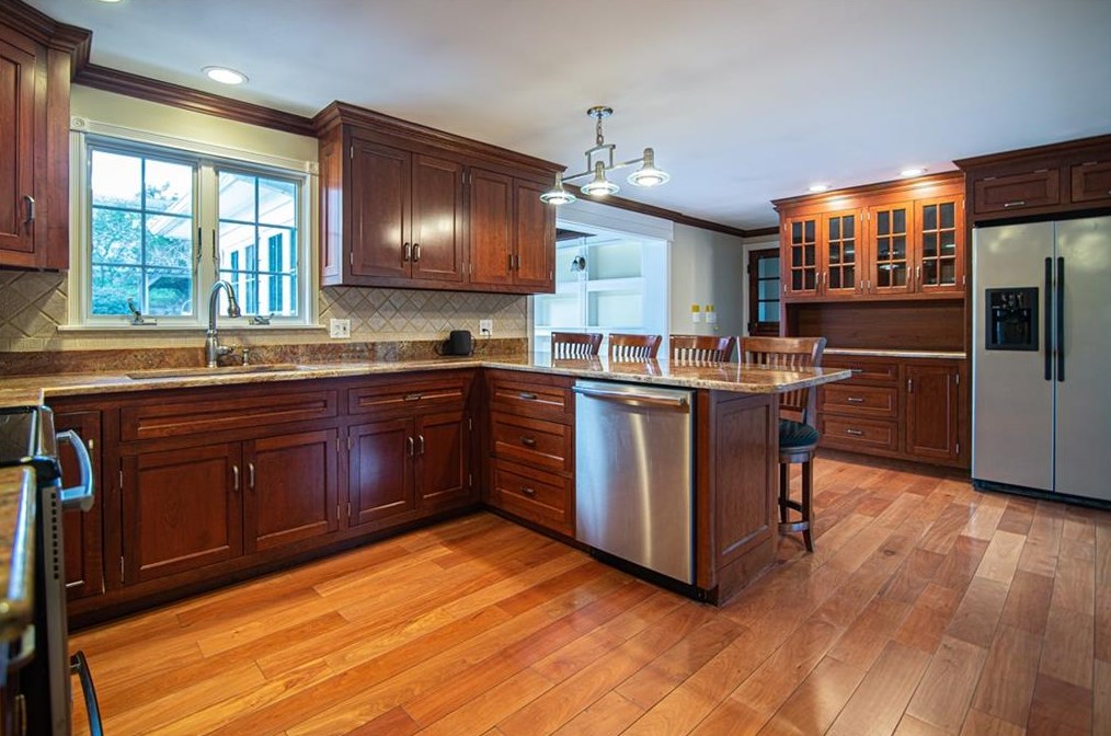 21 Coolridge Ave, Smithfield RI  02828-2651 exterior