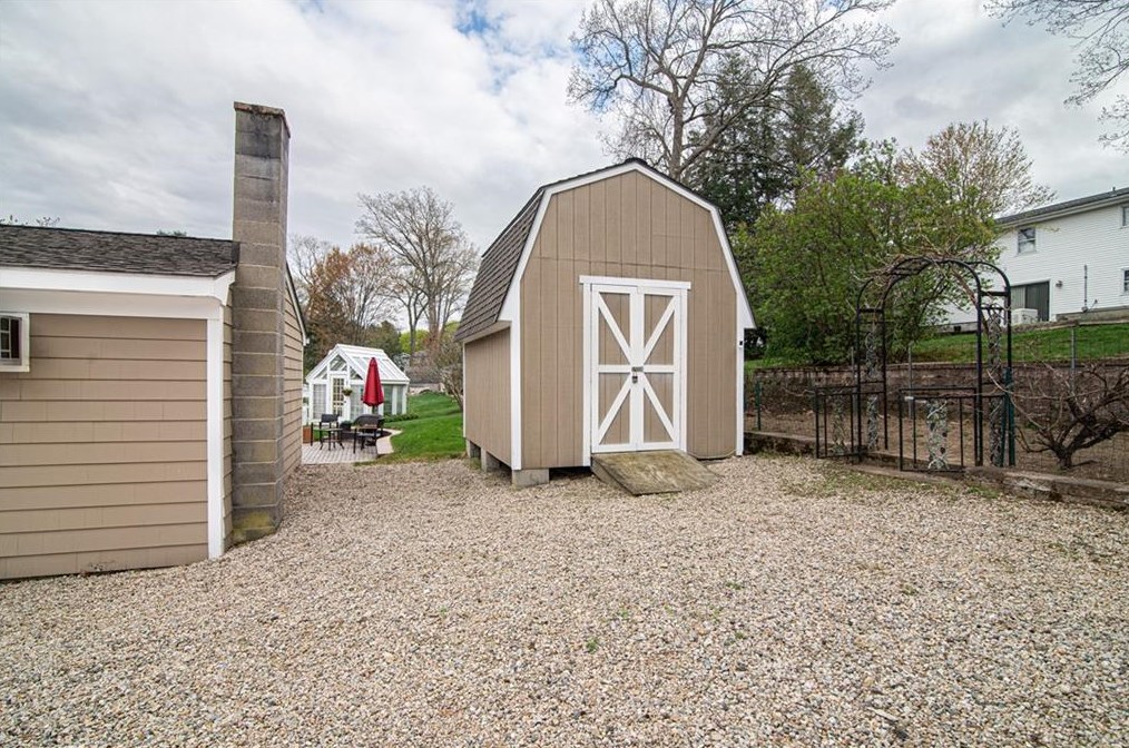 21 Coolridge Ave, Smithfield RI  02828-2651 exterior