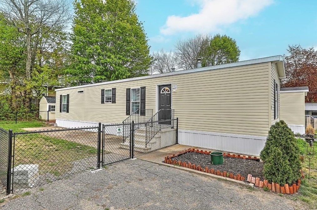 8 Stephanie Dr, Pawtucket, RI 02860