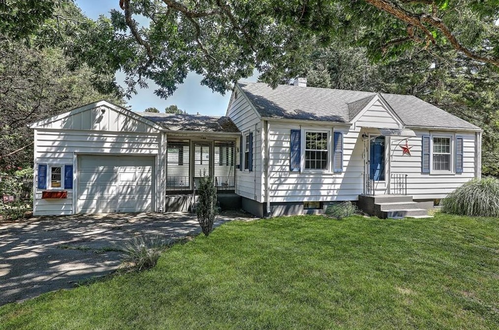16 Middle Hwy, Barrington, RI 02806