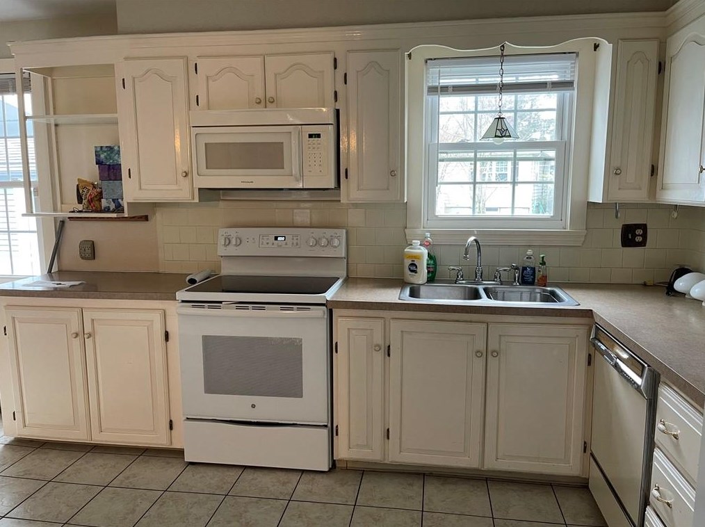 608 Mendon Rd, North Smithfield RI  02896-6962 exterior