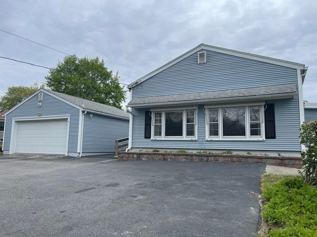 608 Mendon Rd, North Smithfield RI  02896-6962 exterior