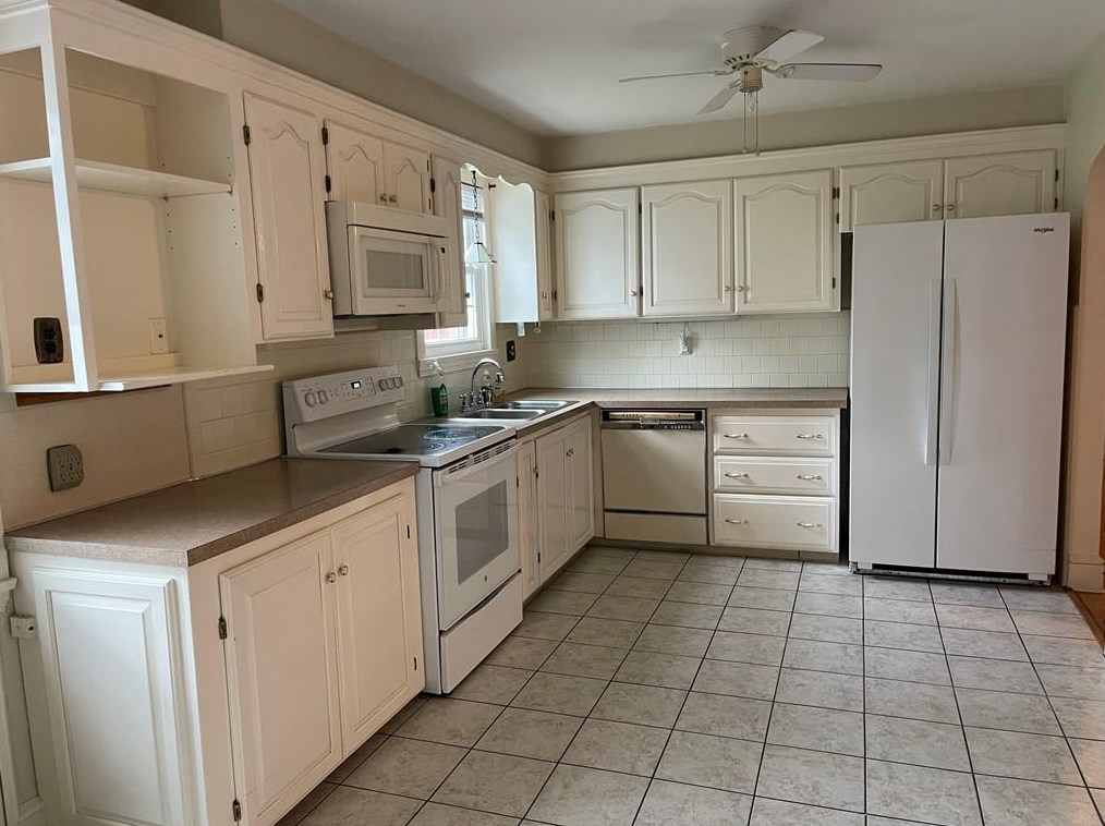 608 Mendon Rd, North Smithfield RI  02896-6962 exterior