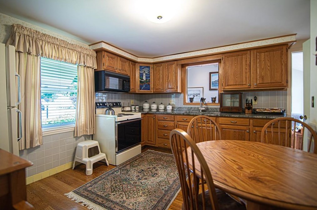 100 Plantation Dr, Cranston, RI 02920