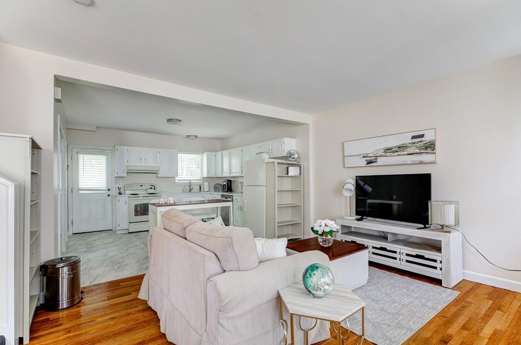 27 Thames St, Middletown, RI 02840