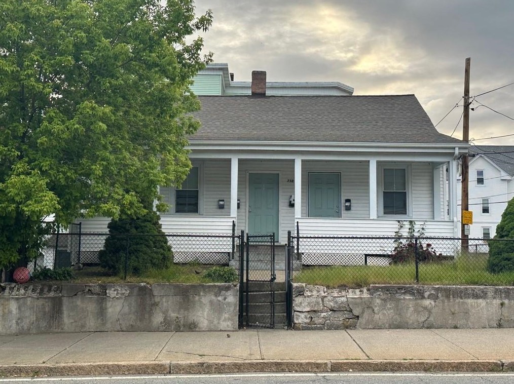 752 Social St, Woonsocket, RI 02895