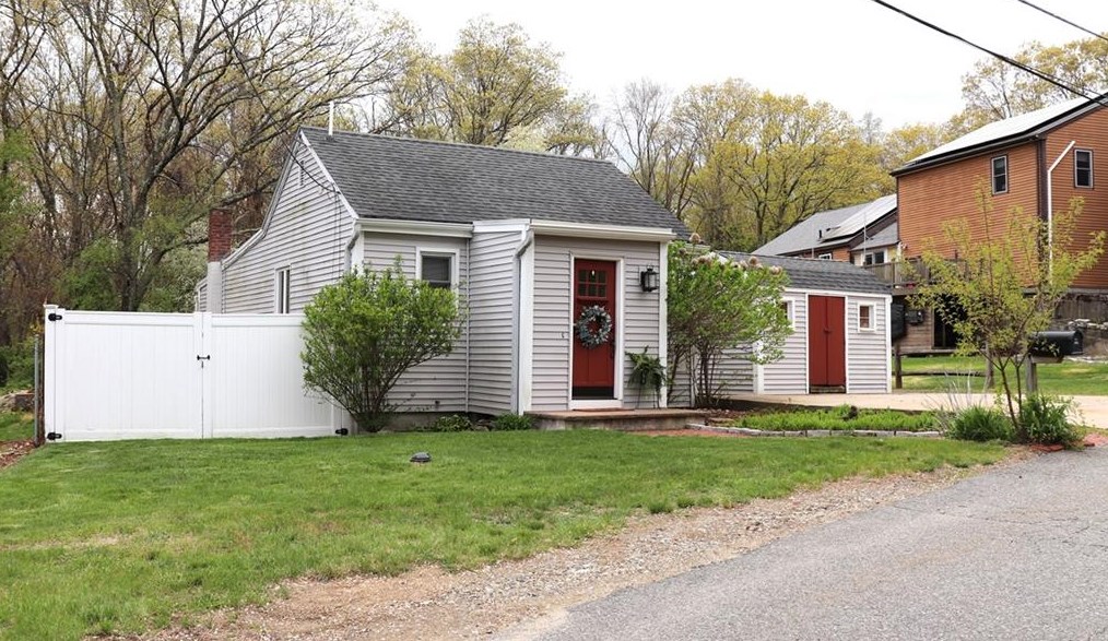 25 Hillview St, Woonsocket, RI 02895