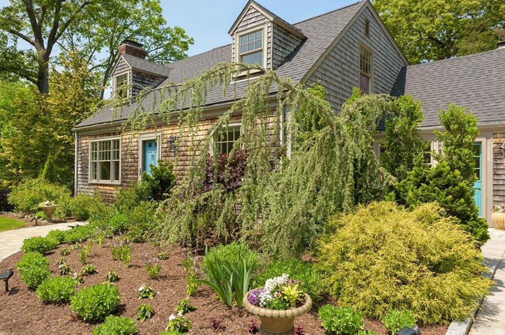 39 Salisbury Rd, Barrington, RI 02806