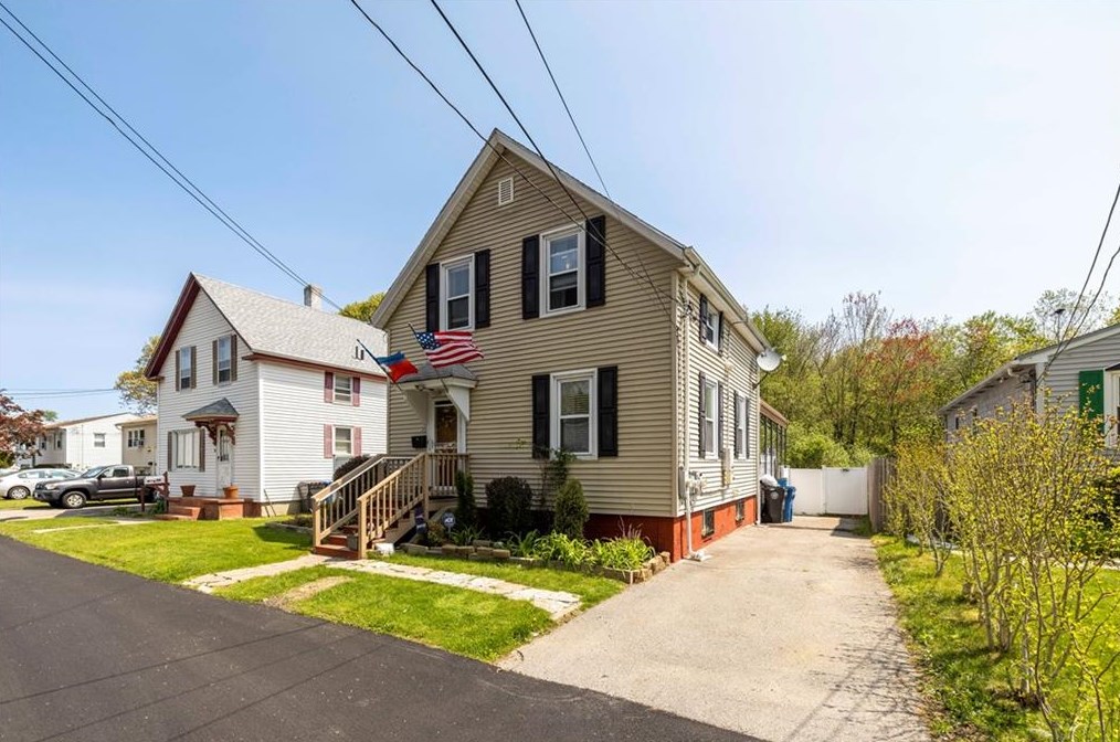 70 Perkins Ave, Cranston, RI 02910