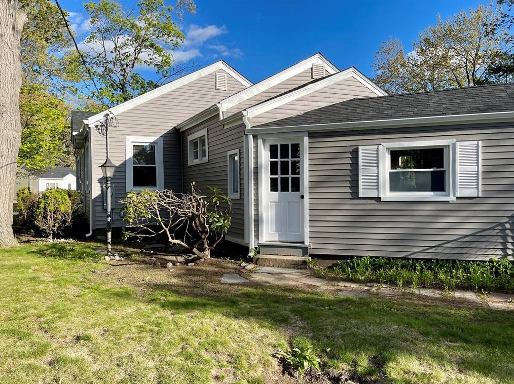 28 Glenrose Dr, East Providence RI  02915-1962 exterior