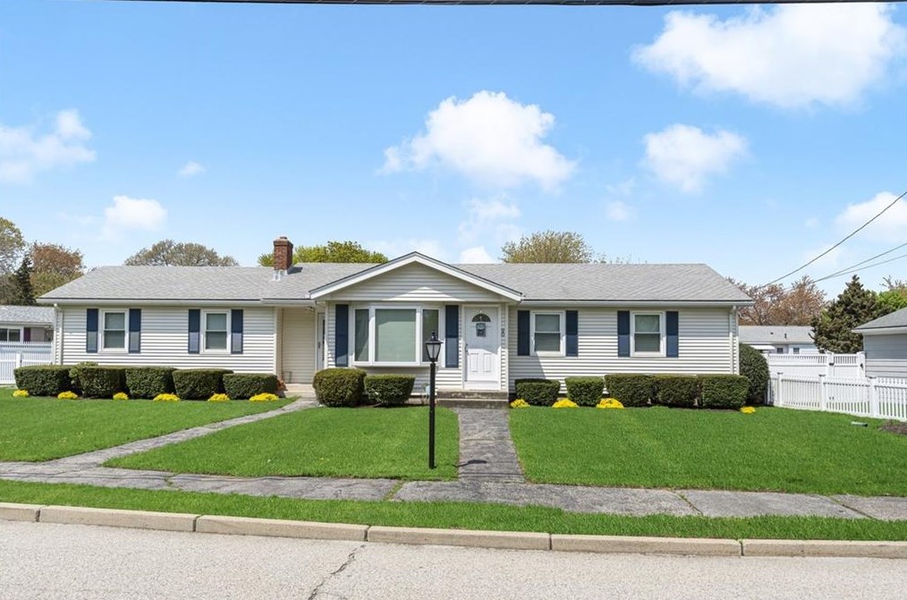 90 Woodview Dr, Cranston, RI 02920