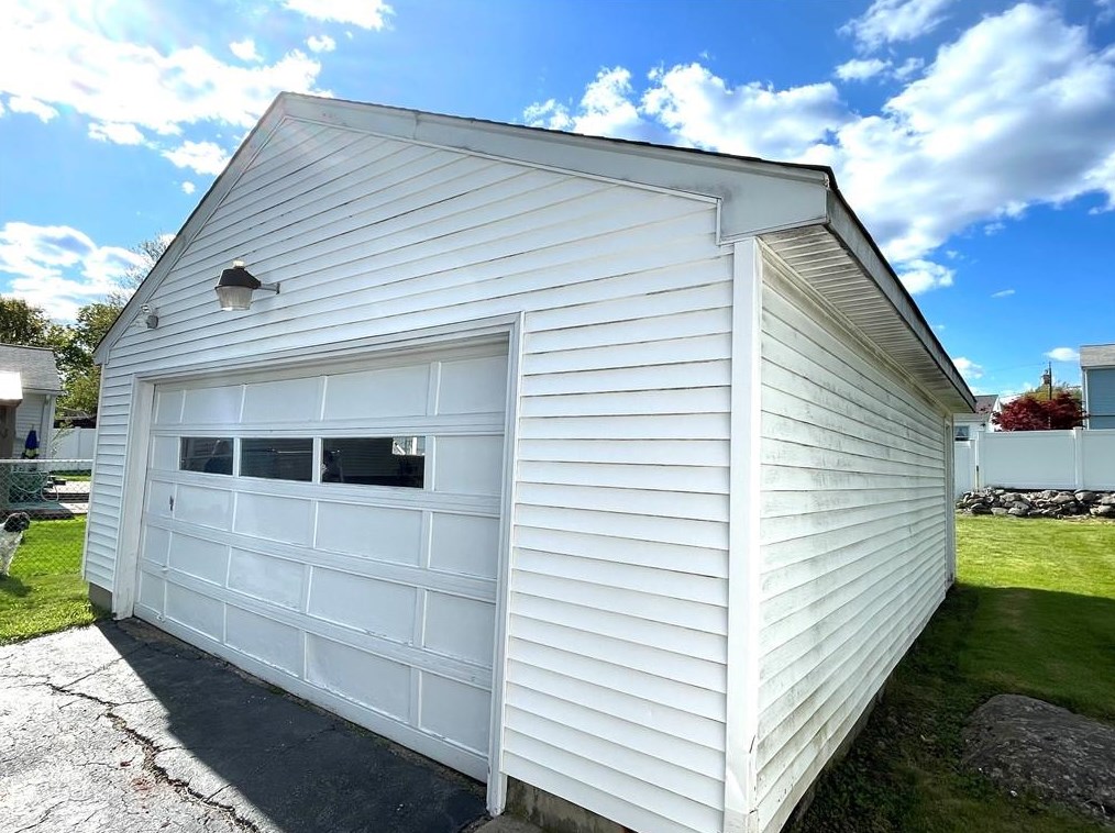 20 Fairhaven Rd, Cumberland, RI 02864