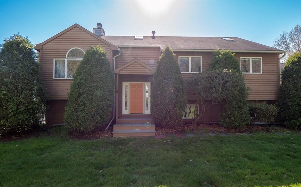 9 Spinnaker Ct, Middletown, RI 02842