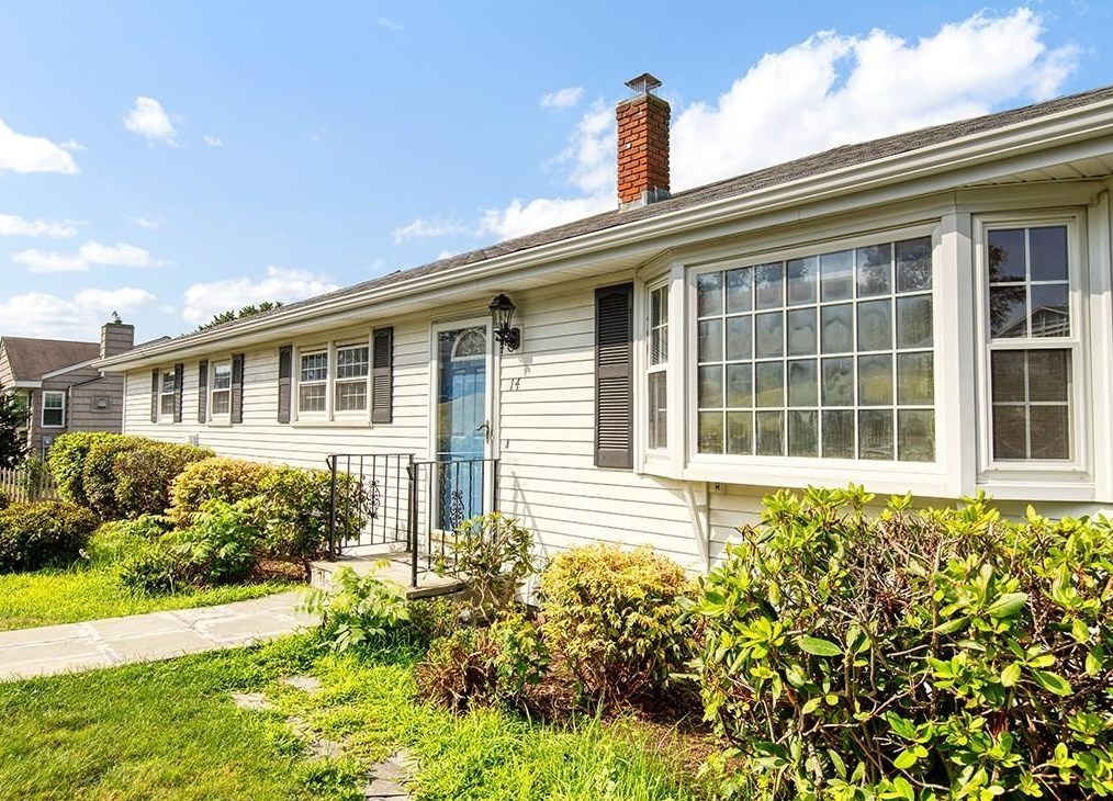 14 Algonquin Dr, Middletown, RI 02842