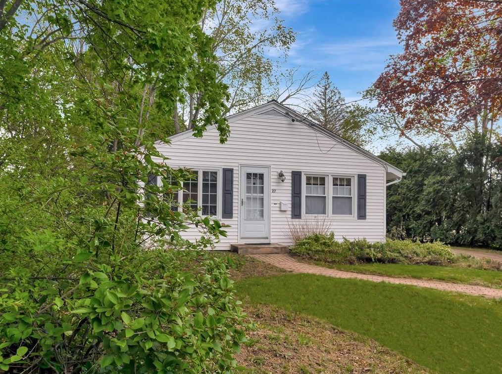 27 Ida Ln, Woonsocket, RI 02895