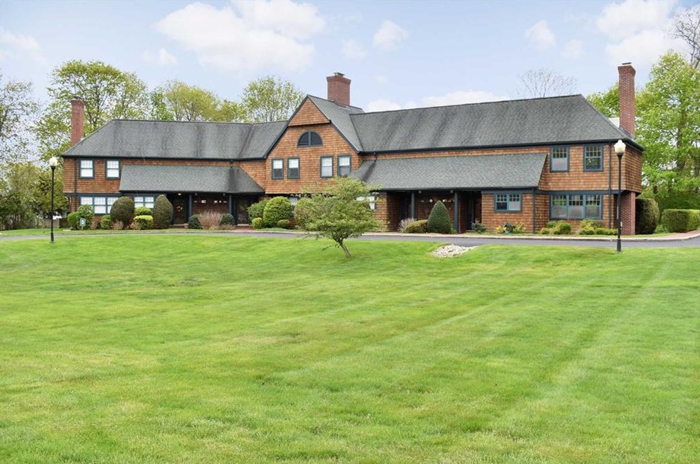 16 Gardencourt Dr, South Kingstown, RI 02882
