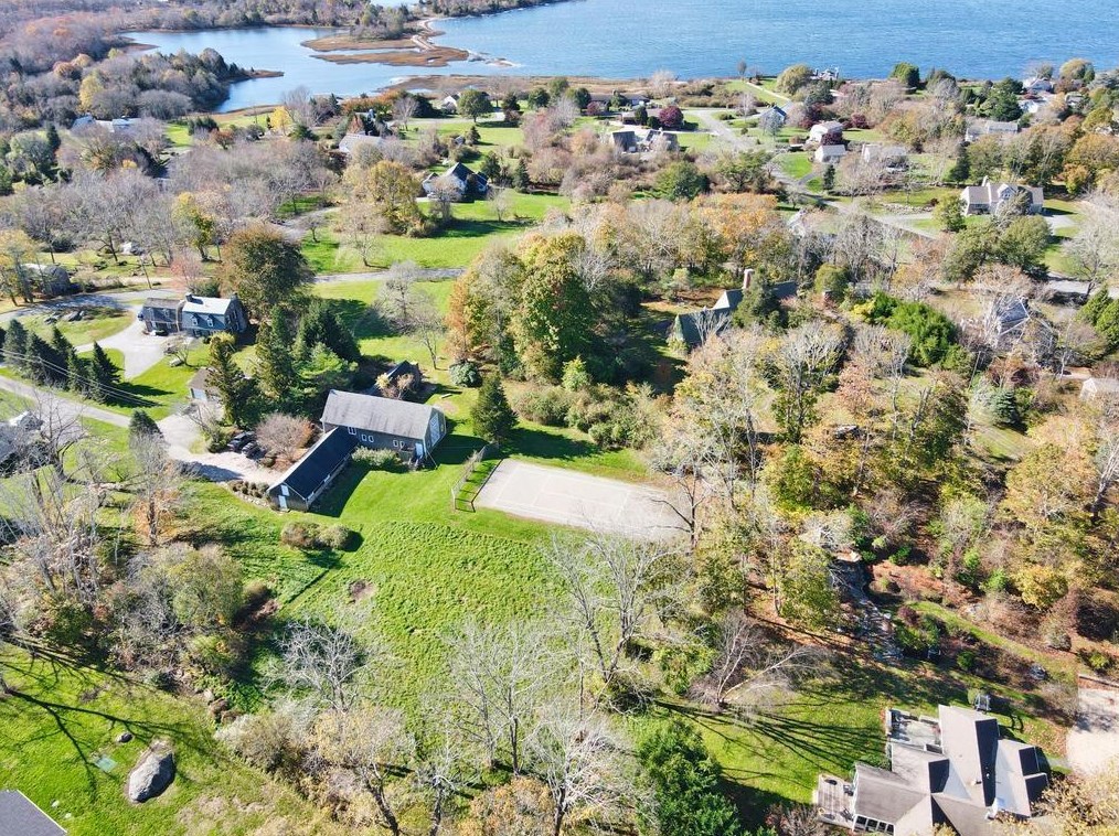 95 Indian Point Rd, Tiverton, RI 02878