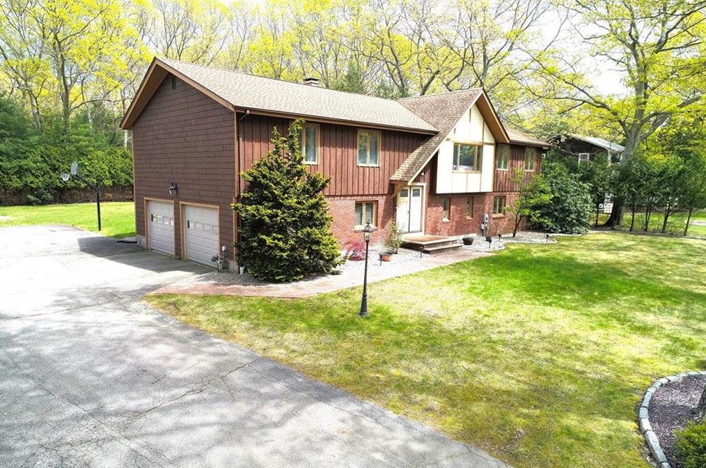 9 Juniper Hill Dr, Coventry, RI 02816