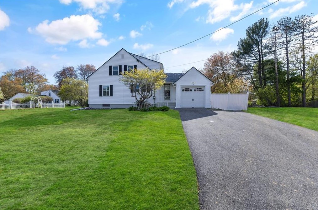76 Forsythia Ln, Cranston, RI 02921