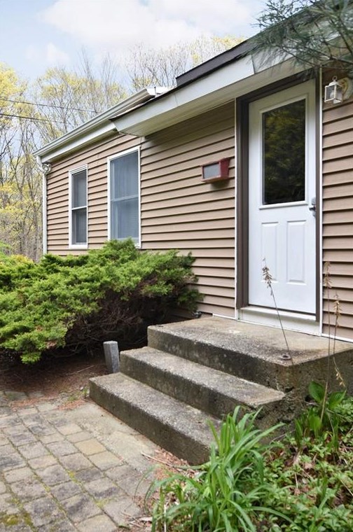 390 Pendar Rd, North Kingstown, RI 02852