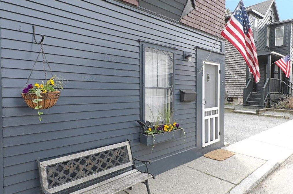 2 Sunshine Ct, Middletown, RI 02840
