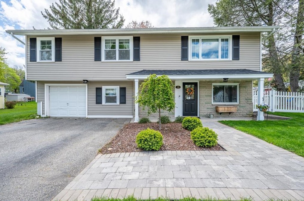 30 Fillion Dr, North Smithfield, RI 02896
