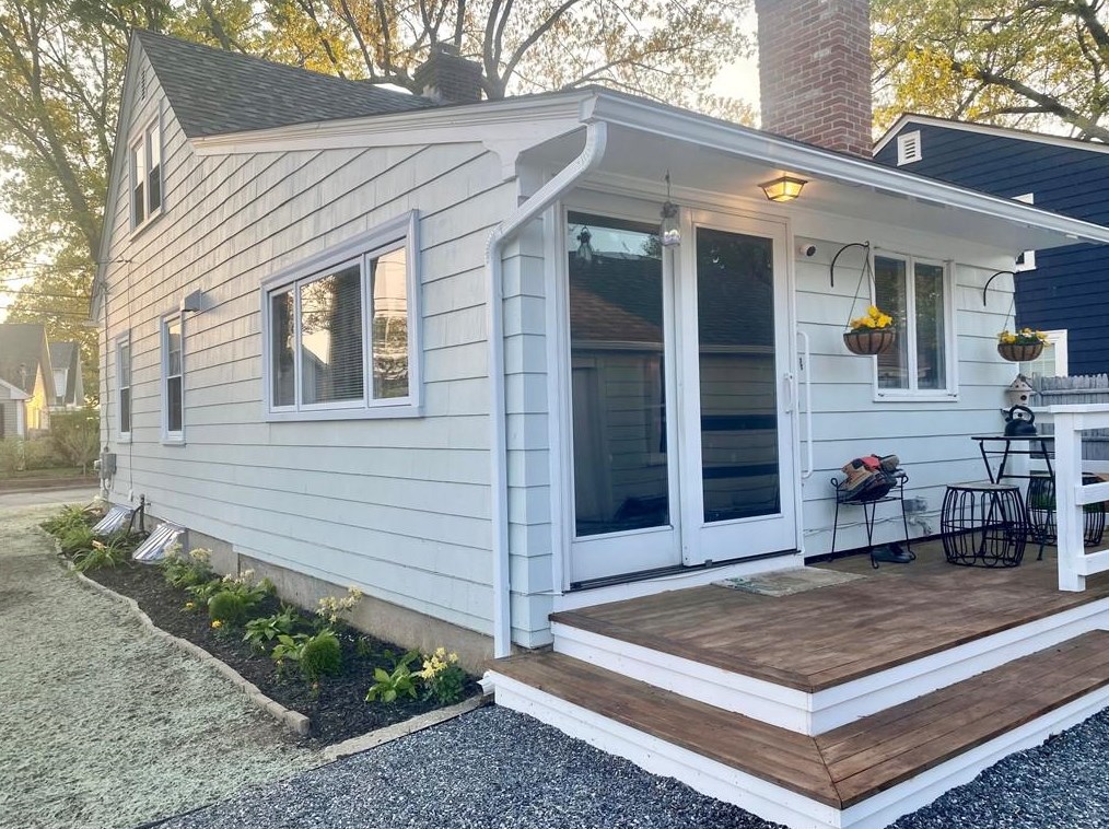 936 Bullocks Point Ave, East Providence RI  02915-4706 exterior